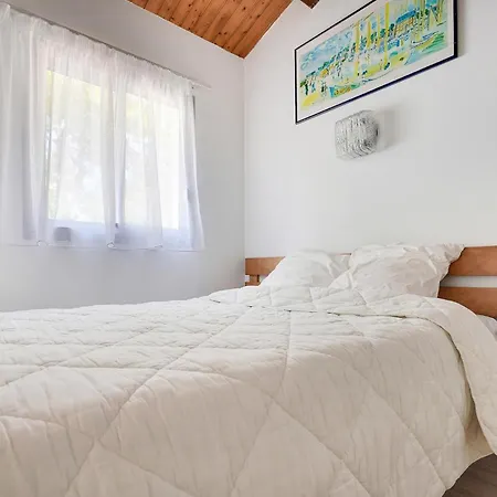 Beautiful home in LAiguillon-la-Presqu Hébergement de vacances
